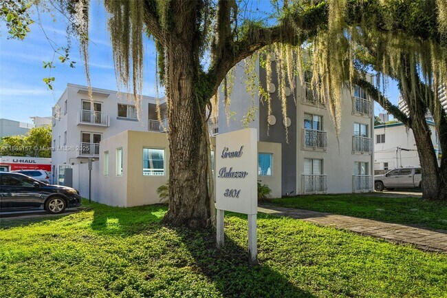 Building Photo - 3101 SW 27th Ave