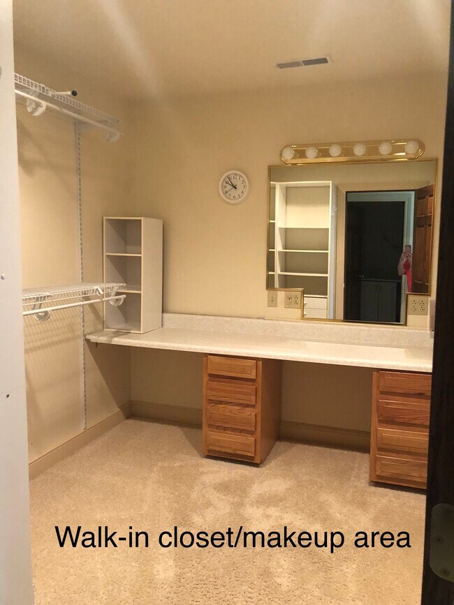 Building Photo - 2 bed / 2 bath UPSTAIRS of triplex