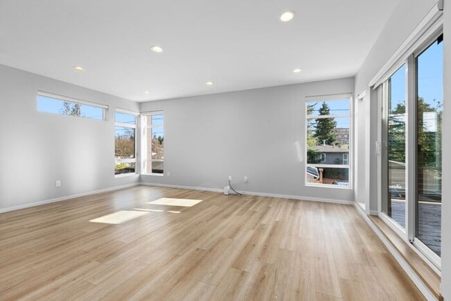 Building Photo - Newly Built Air-Conditioned Luxury Townhome in Highly Desired Admiral