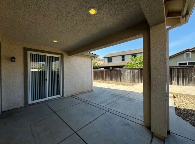 Building Photo - Beautiful 3 bed 2 bath located in Elk Grove!