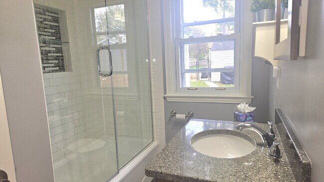 Building Photo - "Charming 3-Bed Oasis in Minneapolis – Spacious 1802 Sq Ft with 2 Full Baths!"