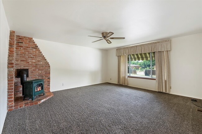 Building Photo - 6190 N Shandee Dr