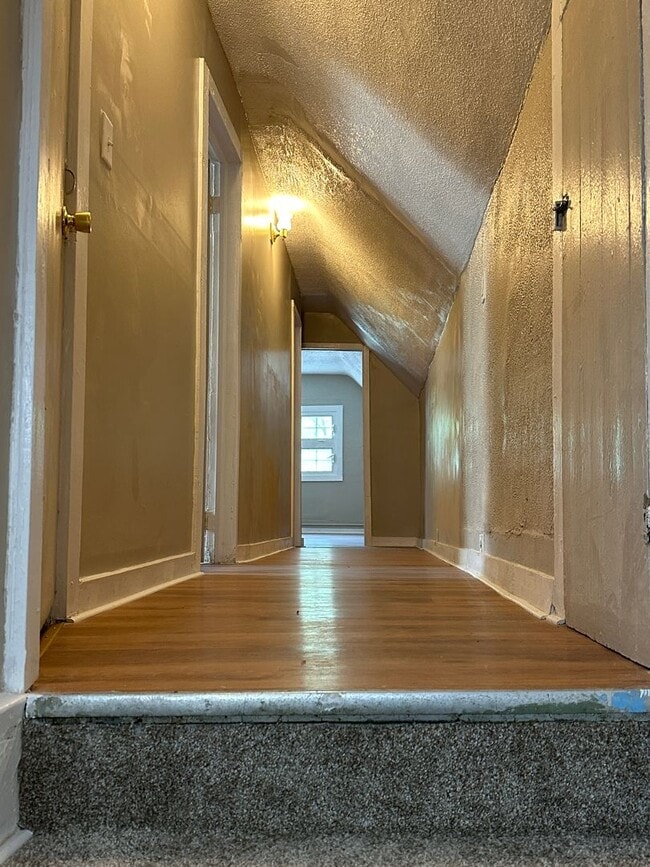 Building Photo - Spacious 5-Bedroom Home with 2 Full Baths, Freshly Rehabbed, Ready to rent