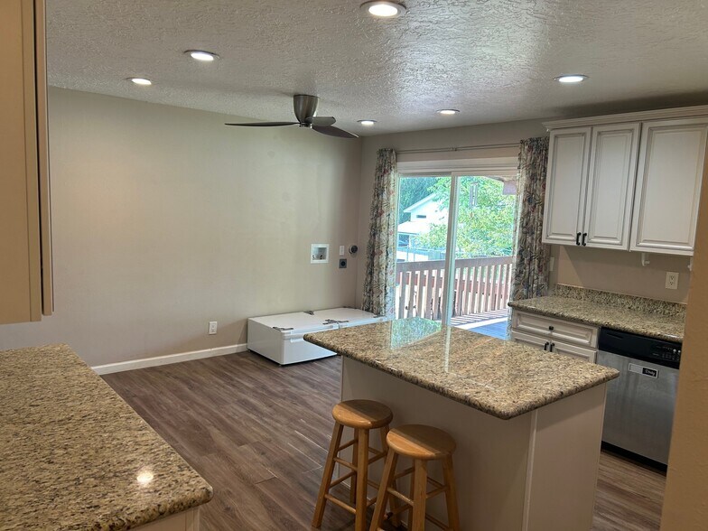 Building Photo - 368 Weaver Ln