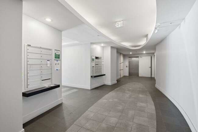 Building Photo - 520 6th St