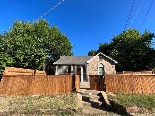 Building Photo - *HALF OFF FIRST MONTH'S RENT/MITAD DEL PRM...