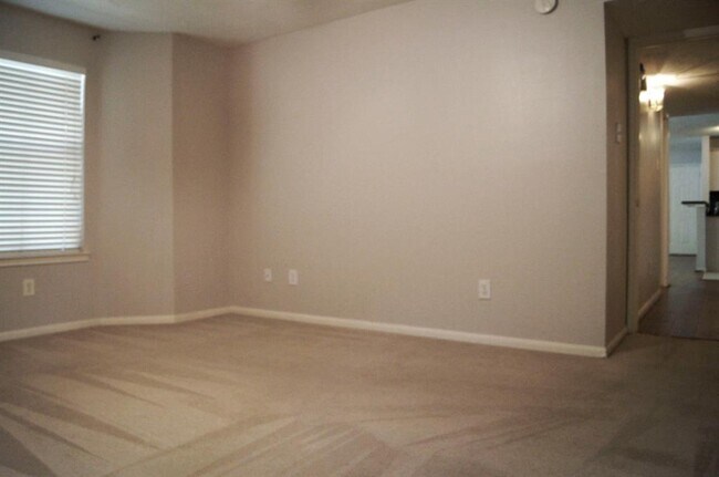 Building Photo - 8051 Bay Branch Dr