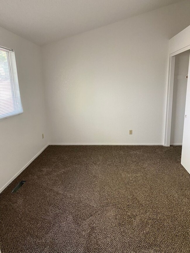 Building Photo - Spacious 4 Bed Home with 3 Car Garage off of Vista!!!!!