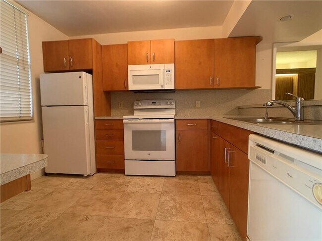 Building Photo - 1721 Whitehall Dr