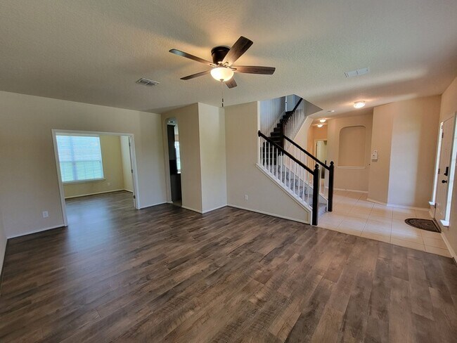 Building Photo - Charming 4 beds 2 baths in San Antonio!
