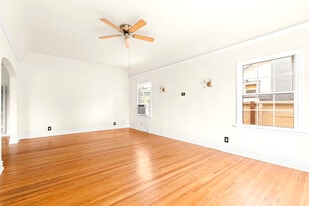 Building Photo - 827 N Laurel Ave