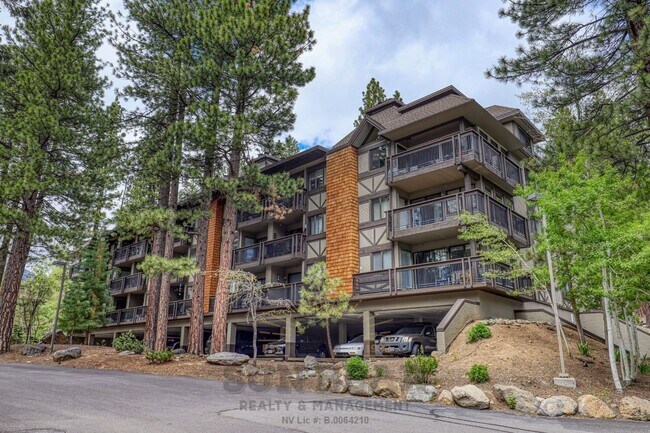Building Photo - Adorable Condo w Elevator & Open Condo Garage