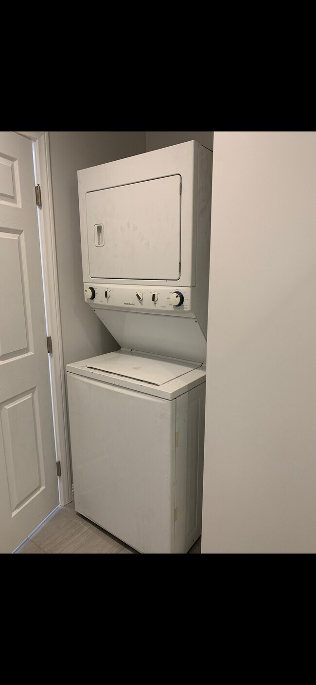 Building Photo - 10348 Petit Ave