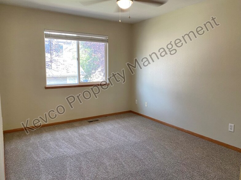 Building Photo - 1637 Westbridge Dr