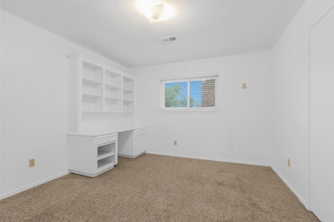 Building Photo - 1122 Rhine Ln