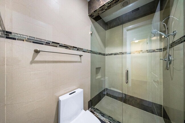 Building Photo - 9065 Watercrest Cir E