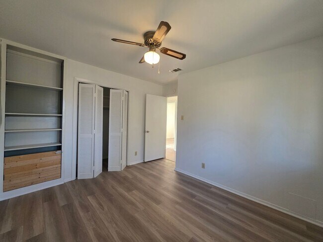 Building Photo - 10909 Hillside Oak Ln