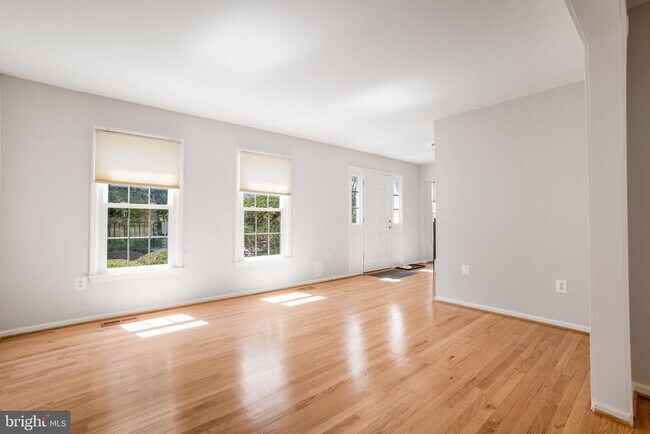 Building Photo - 9010 Lake Braddock Dr