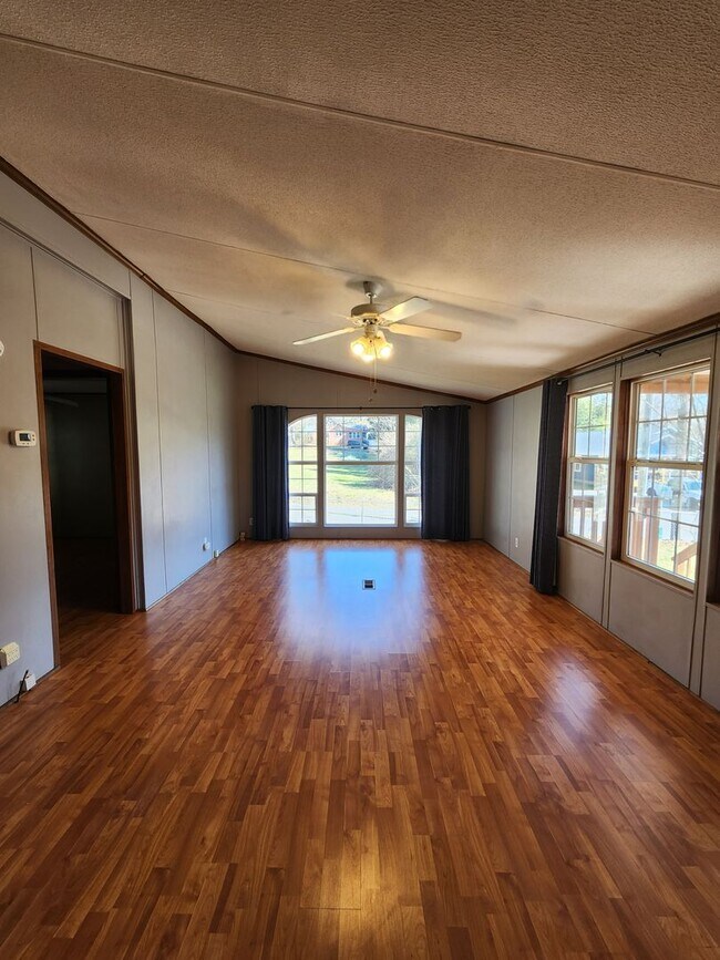 Building Photo - 285 Avena Rd