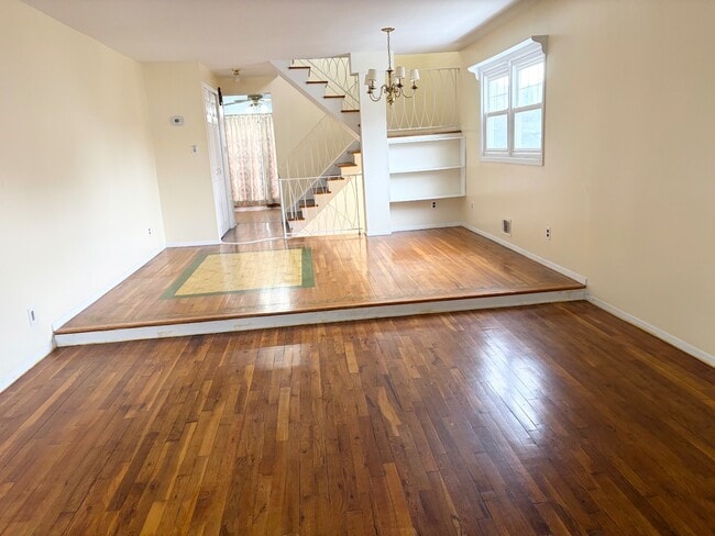 Building Photo - 107 Ebony St