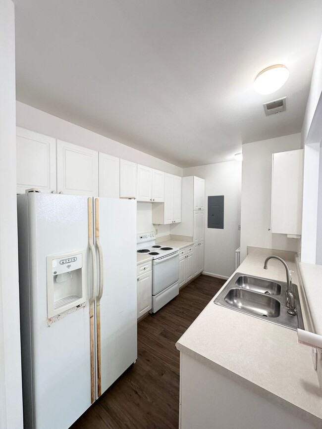 Building Photo - Bright & Beautiful 2 Bed, 2 Bath Townhouse...