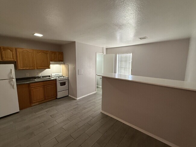 Building Photo - Downtown studio! Laundry on-site! Move-in special!