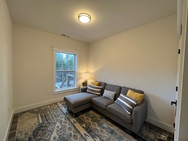 Building Photo - FURNISHED - 12-Month Lease - Farmhouse-Sty...