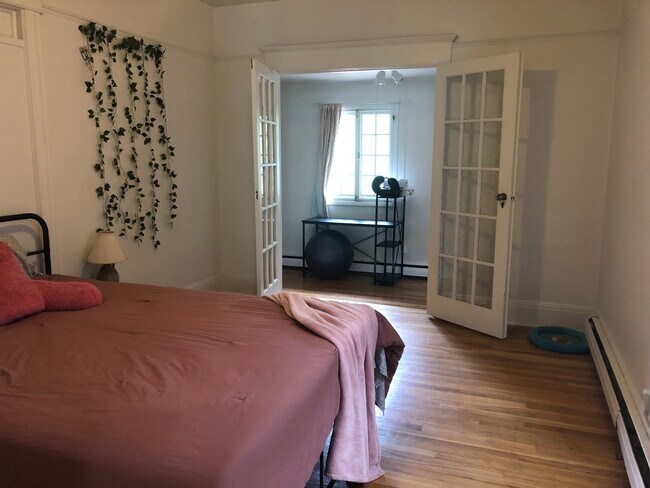 Bedroom - 1304 W Kiowa St