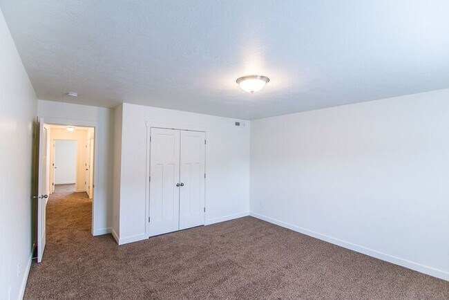 Building Photo - THE LOCHS! Gorgeous Townhome First Month Free