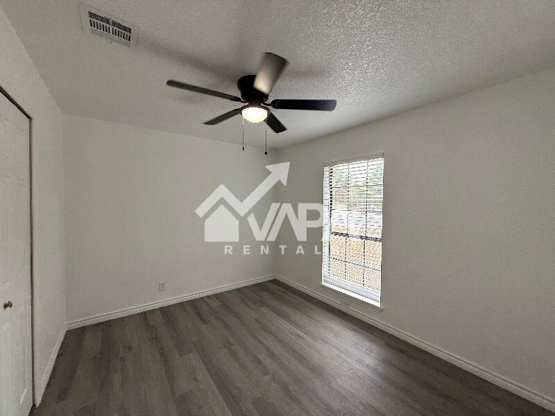 Building Photo - 6735 Stone Lake Dr