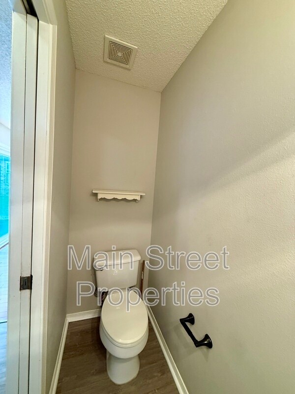 Building Photo - 2121 Pin High Dr