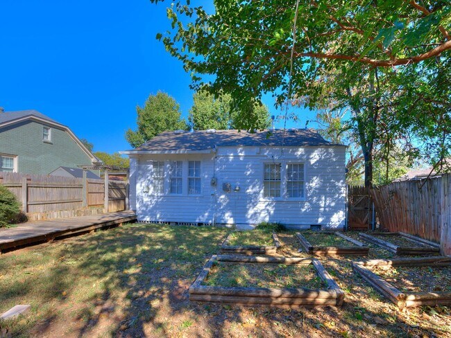 Building Photo - 2 Bed 1 Bath - Refrigerator Included - Urb...