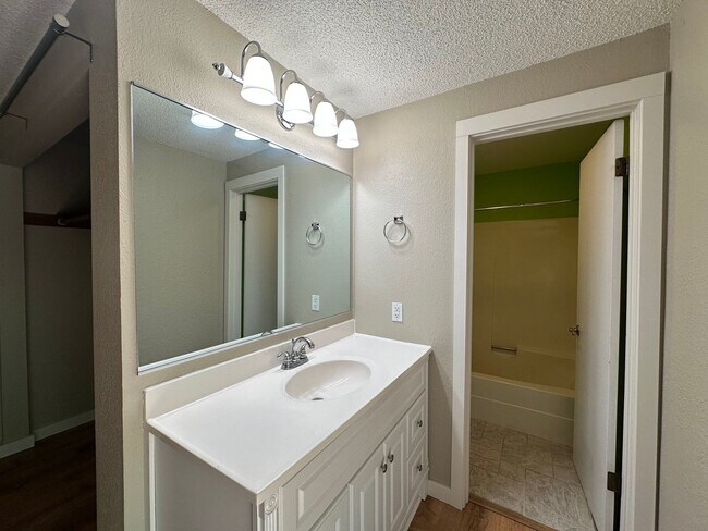 Building Photo - 3 Bed 2 Bath home with 2 Car Garage in Bellingham