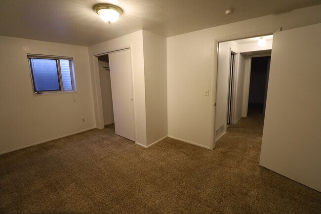 Building Photo - 400 E 4 plex