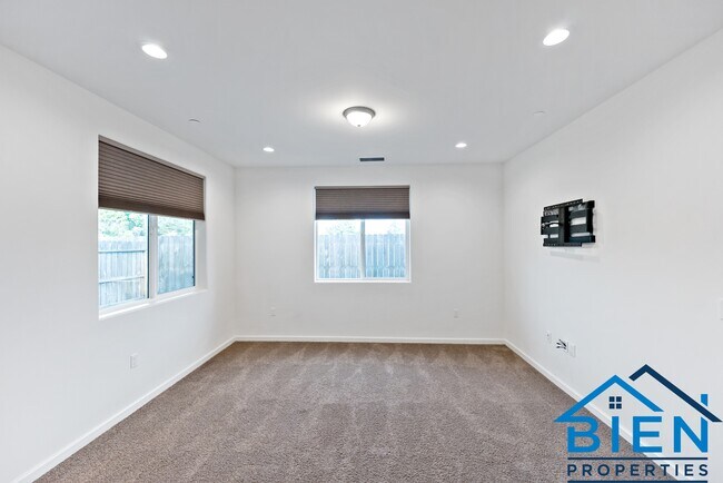 Building Photo - 1227 Las Rosas Ave