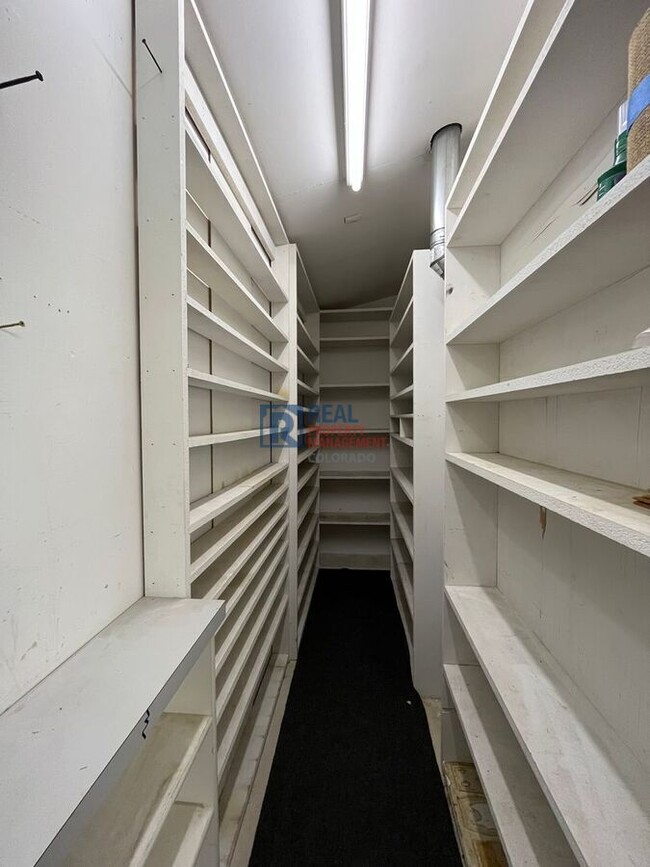 Building Photo - 865 Balsam St