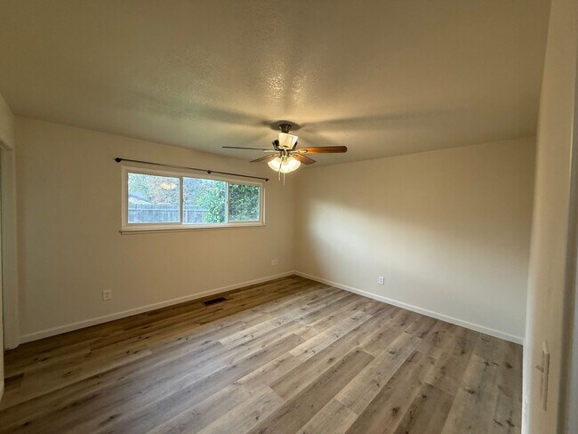 Building Photo - Fully remodeled single story located in Lakewood School District!