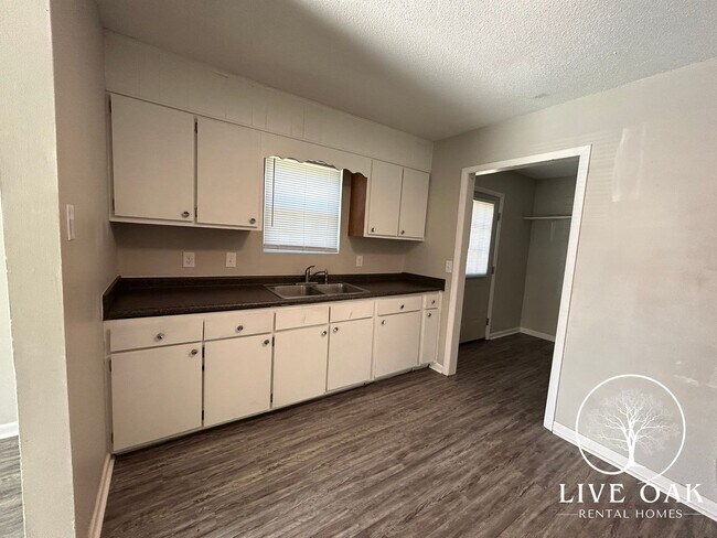 Building Photo - MOVE IN SPECIAL: $500 OFF 1ST MONTH'S RENT!**