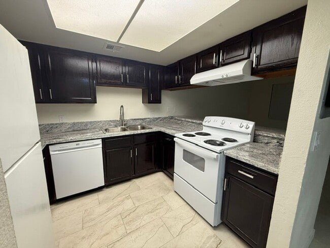 Building Photo - BEAUTIFUL 2STORY - 3DEBS 2 1/2 BATHS