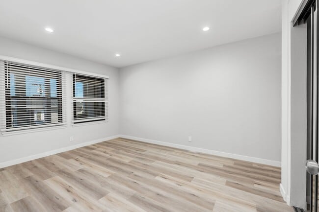 Building Photo - HILLCREST GREAT RENOVATED ONE BEDROOM APARTMENT.