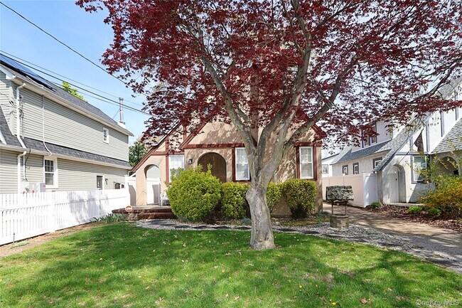 Building Photo - 987 Kings Pkwy