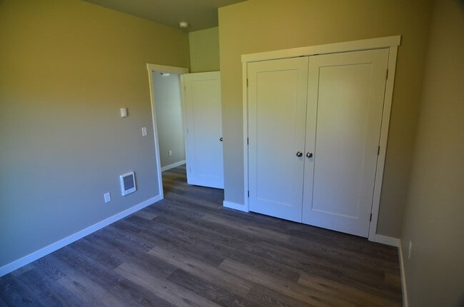 Building Photo - 5 Bedroom, 2.5 Baths Home for Rent, Available in September