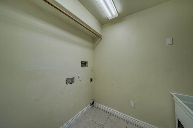 Building Photo - 2133 W Morten Ave