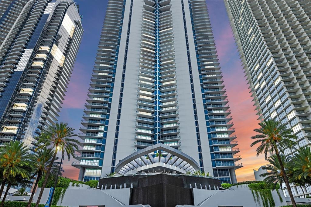 Building Photo - 17001 Collins Ave