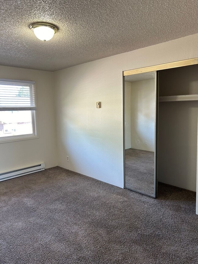 Building Photo - (905) Draper Apartments - 2 Bedroom / 1 Bath