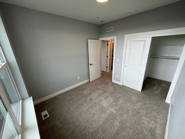 Building Photo - Brand new Townhome in Daybreak!