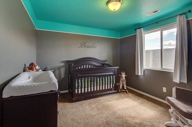 Building Photo - Move in ready home located on the SW side ...