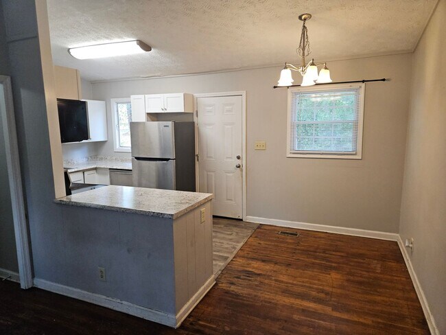 Building Photo - Renovated Marietta Bungalow