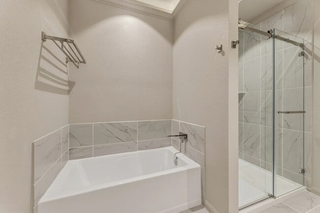 Building Photo - Stunning 3 bed 2.5 bath Modern Townhouse