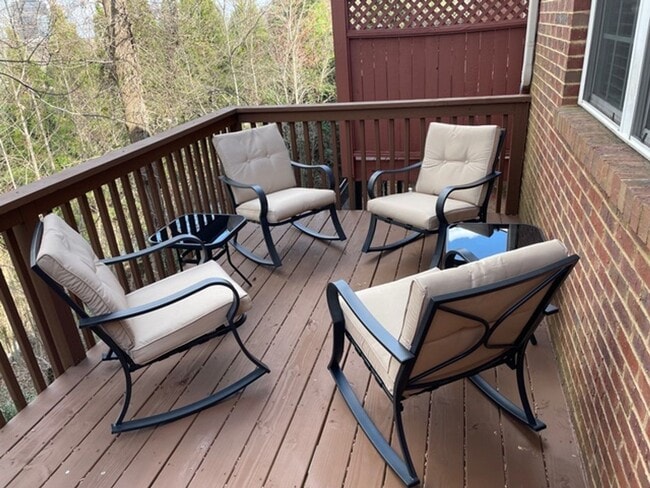 Building Photo - Beautiful Townhome Available in Vinings Overlook!